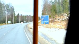 Med busslinje 018 kan man åka hela vägen till Helsingfors. Skylt mot Helsingfors, Lojo och Hyvinge på Riksväg 25.