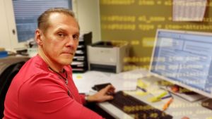 Hannu Kortelainen vid Helsingforspolisen säger att nätbedrägerierna ökar Kriminalkommissarie Hannu Kortelainen framför datorn