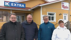 Erik Tasanko, Kaj Berglund, Johan Ingves och Agneta Teir har engagerats sig för butiken i Härkmeri. Erik Tasanko, Kaj Berglund, Johan Ingves och Agneta Teir utanför Härkmeris stängda butikshus.