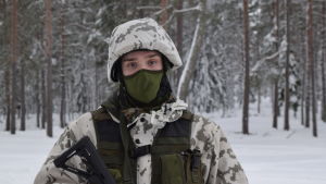 Rekryt Ordén har inget emot att övernatta i skogen mitt i vintern. Rekryt Adam Ordén i en snöig skog, Galoppskogen i Raseborg.