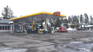 I det här skedet är det området kring servicestationen som har planlagts. Senare är det meningen att resten av området planläggs. Bensinstationen St 1 med cafe i bakgrunden.