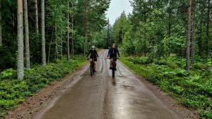 Paret är vana cyklister som bland annat besökt Gotland och Öland i Sverige för att cykla. En man och en kvinna cyklar på en sandväg.
