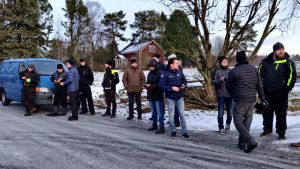 Demonstranter i närheten av farmen i Karleby. Turkistarhaajat pyrkivät estämään elävien siitoskettujen vientikuljetuksen Kokkolassa 17. tammikuuta 2020.