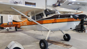 De flesta flygplanen som använder sig av Pyttis flygplats är och kommer att vara modell mindre, inte jumbojets. Ett litet flygplan i vitt och orange.