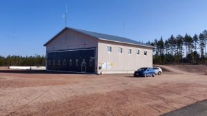 Det har bland annat varit långa processer kring bygglovet för hallen på området. En stor hallbyggnad på en sandplan.
