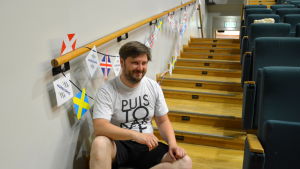 Tomas Takolander var överraskad av hur beredda ungdomarna var att ge av sina röster. En man sitter i slutet av en trappa