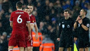 Dejan Lovren var ursinnig på domarna efteråt. Arg Dejan Lovren hålls borta från domarna av lagkamrater, Liverpool-Everton.