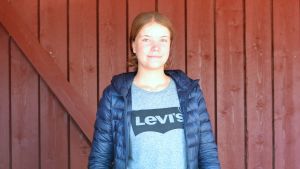 Erika Gröning Halvbild på Erika Gröning, en ung kvinna med långt mörkt hår, i blå jacka och Levis-tröja.