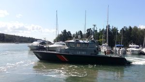 Det gäller att fatta snabba beslut när det kommer larm om båtar som har vält eller sjunkit. Nagu sjöbevakningsstations patrullbåt LS 101 startar från en hamn med segelbåtar och motorbåtar.