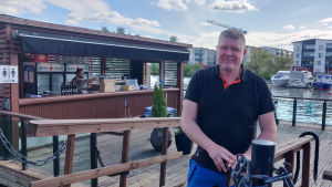 Jarmo Grönman öppnar snart sin uteservering. En medelålders man står på bron till en flytande uteservering.
