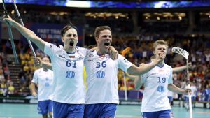 Peter Kotilainen och Ville Lastikka är två av Finlands guldhjältar. Finlands innebandylandslag jublar.