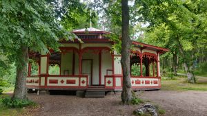 Gång- och cykelvägen från Borgå centrum mot Hammars och Haiko går förbi paviljongen på Kokonudden. Gammalt räd i park.