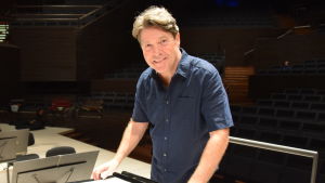 Nick Davies favoritmusik av Williams är från Close Encounters of the Third Kind. Närbild på Nick Davies då han står på scenen.