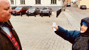 Förbipasserande Eevi beskyller i häftiga ordalag Anders Hedman för att gå Satans ärenden när han förespråkar tolerans mot sexuella minoriteter. Estniska Eevi beskyller i häftiga ordalag Anders Hedman för att gå Satans ärenden när han förespråkar tolerans mot sexuella minoriteter.
