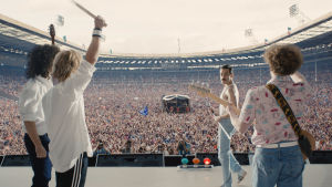 Ett återskapat Wembley, drygt 30 år efter den verkliga Live Aid-konserten. Queen på Live Aid 1985. Scen ur filmen.