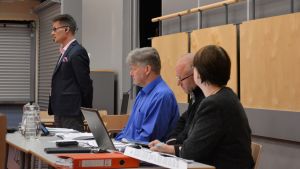 Arbetsgruppen består av bildn.dir. Thomas Grönholm, lokalchef Antti Kinnunen, utbildningschef Timo Tenhunen och ekonomiplanerare Siv Mårtens. thomas grönholm, antti kinnunen, timo tenhunen, siv mårtens