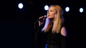 Saara "Saara Bettina" Numelin uppträder med sången Tiden går. Saara Bettina på Camp MGP2016