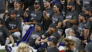 Justin Turner (mitten) hade tagit av sig ansiktsskyddet till lagfotot. Los Angeles Dodgers-spelare samlade i lagfoto efter säkrad MLB-titel.