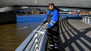 Eero Minkkinen har aldrig förr fiskat med metspö i februari. En man, iklädd blå halare, står och fiskar med metspö under en bro.