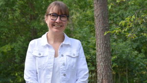 Mira Donner-Spitz tycker att meningen med en stödfamilj är att barnet ska få ett lugnt och vanligt veckoslut. Personporträtt på en kvinna i en grön trädgård.