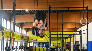 Joni Rönneberg i sitt motionscenter. Arkivbild. Gymägaren Joni Rönneberg hänger i ringarna
