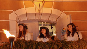 Från vänster Elvira Illman, Lisa Rönnberg och Matilda Klemets under kröningen vid Gamla rådhustorget i Borgå 2019. Östnylands lucia 2019 på Rådhustrappan i Borgå