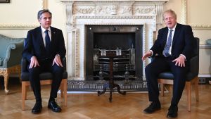 Antony Blinken tillsammans med Storbritanniens premiärminister Boris Johnson i går. Antony Blinken och Boris Johnson sitter bredvid varandra under Blinkens besök i London 4.5.2021.