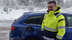 Petri Sivula kör omkring 60 000 km per år med sin gasbil. Han uppskattar att han sparar hundralappar varje månad genom att köra på gas i stället för bensin. Petri Sivula tankar sin gasbil.
