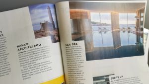 Både skärgården och Regatta Spa nämns i artikeln. Ett reportage om Hangö i Finnairs kundtidning Blue Wings.