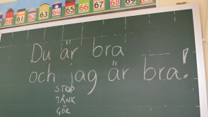 Skolorna har börjat satsa på mer positiv pedagogik. "Du är bra och jag är bra" skrivet på griffeltavla.