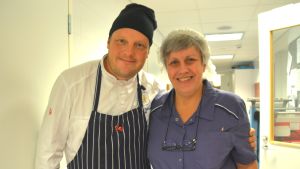 Michael Björklund och Agneta Lindroos lär sig av varandra under Björklunds besök i skolköket. Kock Michael Björklund och kosthållschef Agneta Lindroos i centralköket i Karis högstadium.