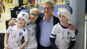 Tränaren Markku Kanerva var en populär man bland de unga. Markku Kanerva poserar med barn.