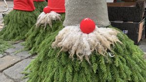 Julpynt ska det vara! Traditionellt hantverk, tomte i granris, säljs på Vasa torg.