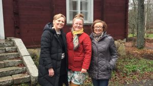 Maija Pirvola från Yritys-Salo och projektkoordinatorerna Jenni Moberg från Kimitoön och Leena Nykänen från Pargas jobbar med Coastal Bootcamp. Tre glada kvinnor.