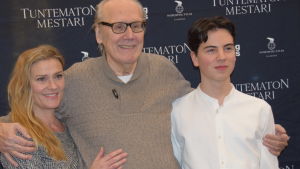 Tre generationer. Pirjo Lonka, Heikki Nousianen och Amos Brotherus. Pirjo Lonka, Heikki Nousiainen och Amos Brotherus poserar i samband med pressinfot kring Okäns mästare.