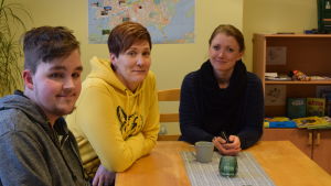 Robert Wikberg, Nina Rehn och Jessica Himanen-Stenström träffas i vardagsrummet i boendenätverkets gemensamma vardagsrum. Robert Wikberg, Nina Rehn och Jessica Himanen-Stenström
