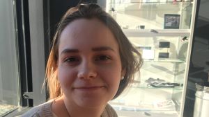 Josefine Haikkola tycker att det är viktigt att man pratar om hållbarhet också på universitetsnivå. Josefine Haikkola, en ung dam med halvlångt hår och brunbeige tröja, studerar kulturanalys vid Åbo Akademi.
