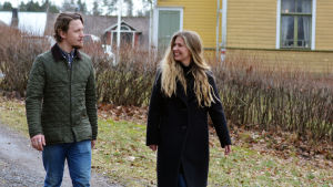 Att bo på landet kan bli trendigt i framtiden, säger framtidsforskaren Mikko Dufva. En av orsakerna är att ett liv på landsbygden ses som mera rofyllt och stressfritt. Också Ida Söderström och Oscar Gräsbeck märkte att lugnet på landet fick dem att må bättre. Oscar Gräsbeck och Ida Söderström går utanför ett stort gult trähus.