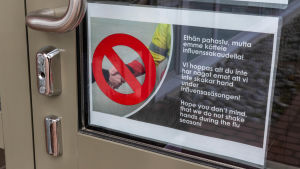 Klartext om distans vid huvuddörren till räddningsstationen. Skylt på dörr.