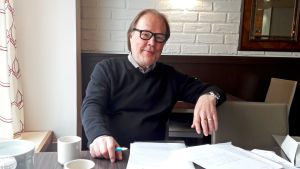Paavo Koistinen är ordförande för Finlands Patientförbund. Han säger att förbundet redan 2010 presenterade en modell för att följa med kvaliteten i vården, men ännu finns inget enhetligt kvalitetsregister. Paavo Koistinen är ordförande för Finlands Patientförbund. Han säger att förbundet redan 2010 presenterade en modell för att följa med kvaliteten i vården, men ännu finns inget enhetligt kvalitetsregister.