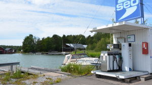 I Houtsala finns bränsleförsäljning och sophantering, men ingen affär eller gästhamnsverksamhet. Bensinpumpen i Houtsala hamn.