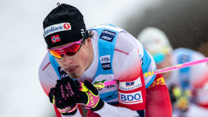 Johannes Hösflot åker i nedförsbacke.