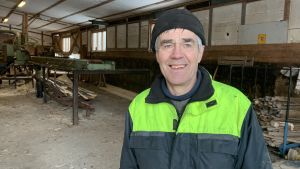 Stefan Ingves gläder sig åt den stora efterfrågan på högkvalitativt stockvirke, men det är inte alltid så lätt att få tag på. En man i arbetskläder står intill ett sågverk.