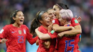 USA firar ett av sina 13 mål i segermatchen över Thailand i VM 2019.