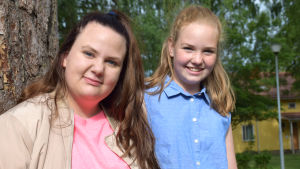 Mie Frostdahl och Felicia Sundström träffades för första gången ansikte mot ansikte på lägret i Karis. Mie Frostdahl och Felicia Sundström fotad vid ett träd.