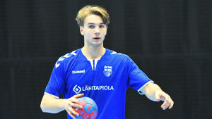 Ian Martin hoppas på speltid mot Israel och Cypern. Ian Martin styr upp spelet under handbollslandslagets träning hösten 2019.
