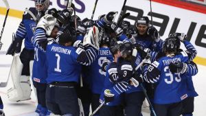 Finland firar efter JVM-segern mot USA.