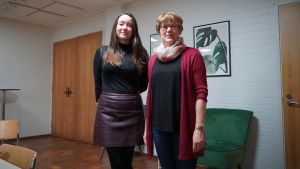 För mor och dotter Lillian och Julia Lytz är det en familjetradition att delta i insamlingen. en ung kvinna i svart tröja och långt brunt hår står bredvid en kvinna i medelåldern i röd kofta.