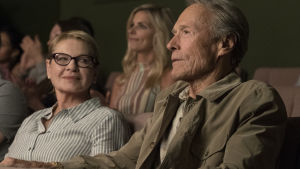 Gnissel i maskineriet. Ex-hustrun Mary (Dianne Wiest) har blivit besviken många gånger, men ser ändå på Earl med värme i blicken. Mary och Earl bredvid varandra under en föreläsning.
