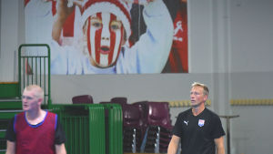 Jac Karlsson spelade sin senaste match för BK-46 våren 2007. Jac Karlsson poserar för kameran inför ett träningspass med BK-46 hösten 2019.